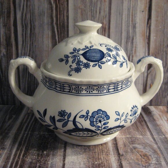 WEDGWOOD BLUE HERITAGE FOOTED SUGAR BOWL WITH LID - Picture 1 of 2